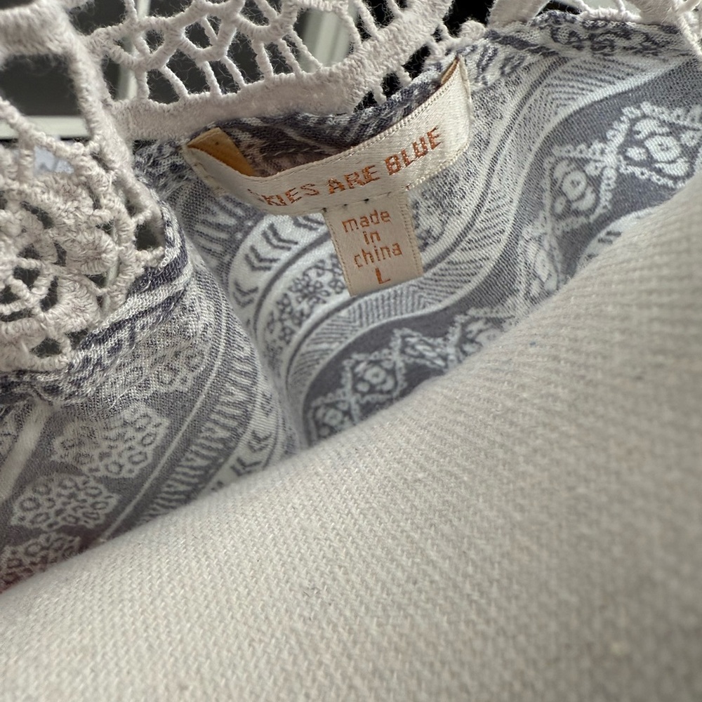 Skies Are Blue White and Gray Floral Patterned Boho Lace Trimmed Kimono Cardigan - Picture 4 of 7